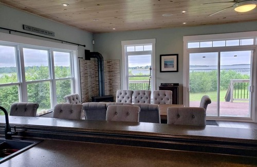 Oyster Bed House | Waterfront, North Shore, close to beaches & city, sleeps 10