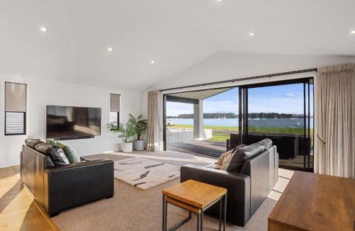 Omokoroa House | Waterfront Oasis - Omokoroa Holiday Home