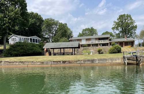 Union Hall House | WATERFRONT OASIS! PADDLE BOARDS, KAYAKS & OUTDOOR MOVIE SCREEN COME WITH STAY!