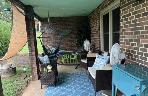 Union Hall House | WATERFRONT OASIS! PADDLE BOARDS, KAYAKS & OUTDOOR MOVIE SCREEN COME WITH STAY!