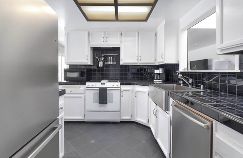Discovery Bay House | ⚓ Waterfront Oasis: Stunning 3 BDR in Discovery Bay | Sleeps 8
