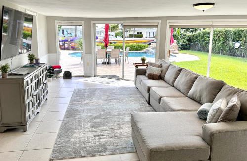 Garden Isles House | Waterfront Oasis