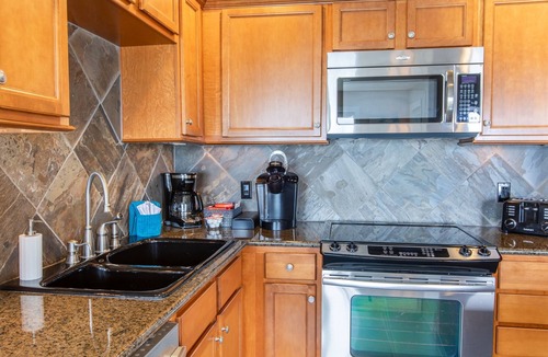 Rockaway Beach Condo | Waterfront Oceanview Rockaway beach home|Steps to beach & Downtown|WiFi|W&D