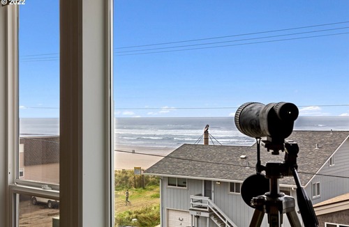 Rockaway Beach Condo | Waterfront Oceanview Rockaway beach home|Steps to beach & Downtown|WiFi|W&D