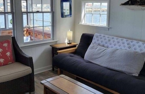 Jerusalem Cottage | Waterfront on BI Sound, steps to beach