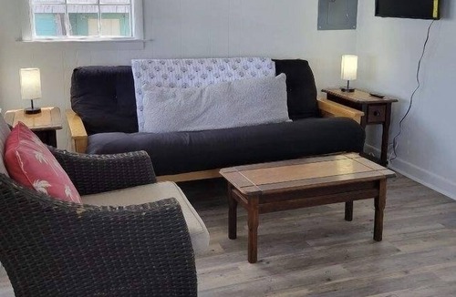 Jerusalem Cottage | Waterfront on BI Sound, steps to beach