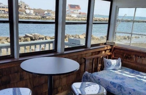 Jerusalem Cottage | Waterfront on BI Sound, steps to beach