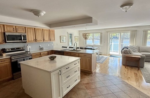 Oxford House | WATERFRONT ON THOMPSON LAKE