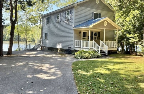 Oxford House | WATERFRONT ON THOMPSON LAKE