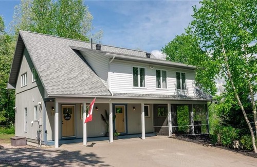 Nosbonsing Cottage | Waterfront, open concept cottage