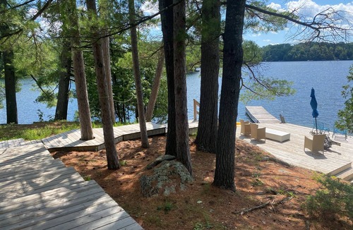 Val-des-Monts Cottage | Waterfront Paradise on Private Point