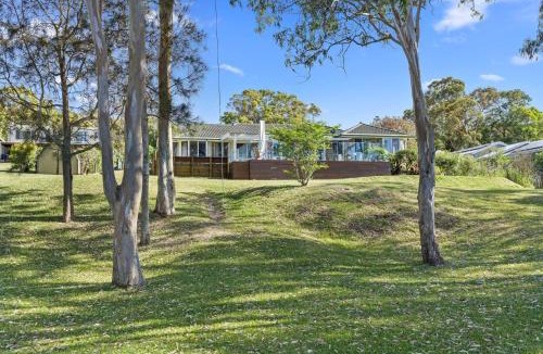 Brightwaters House | Waterfront Paradise Lodge Brightwaters