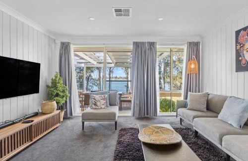 Brightwaters House | Waterfront Paradise Lodge Brightwaters