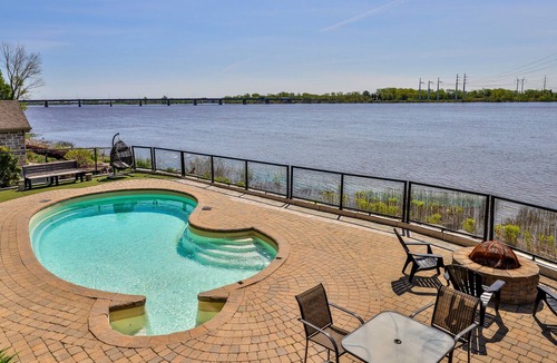 Lachenaie Apartment | Waterfront Paradise Apartment