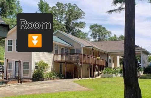 Vienna Villa | Waterfront Paradise Kayaks & Private Boat Ramp