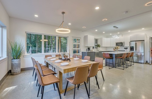 Everett House | Waterfront Patio! Stylish Family Home in Everett