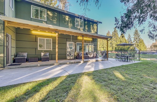 Everett House | Waterfront Patio! Stylish Family Home in Everett