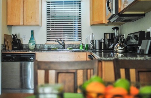 Old Town Chinatown Condo | Waterfront Pearl - Beautiful decor, perfect views!