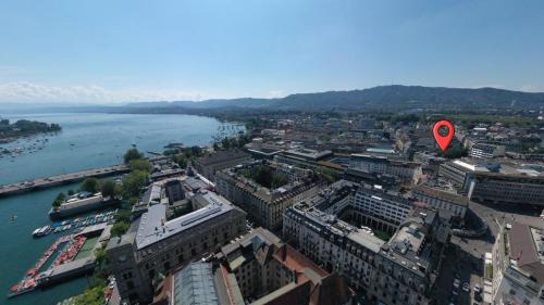 Old Town Apartment | Waterfront Penthouse AC Rooftop Free Parking