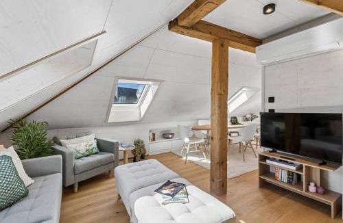 Old Town Apartment | Waterfront Penthouse AC Rooftop Free Parking