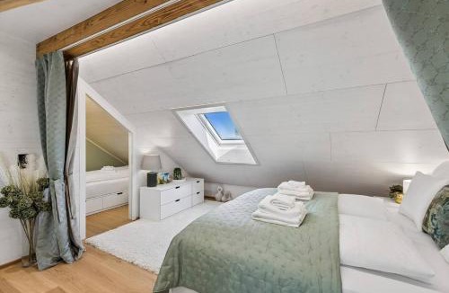 Old Town Apartment | Waterfront Penthouse AC Rooftop Free Parking