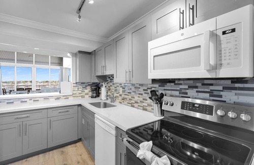 Meadows Condo | Waterfront Penthouse sleeps 16 w/Pool & Boat Dock