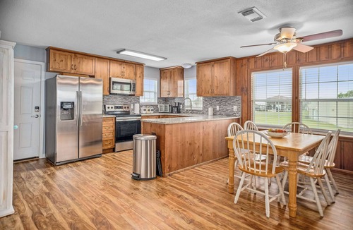 Palacios House | WATERFRONT, pet-friendly retreat with lighted 300’ fishing pier & boat launch!