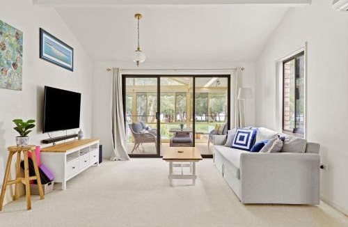 Toukley House | Waterfront Pet Friendly Abode Toukley NSW