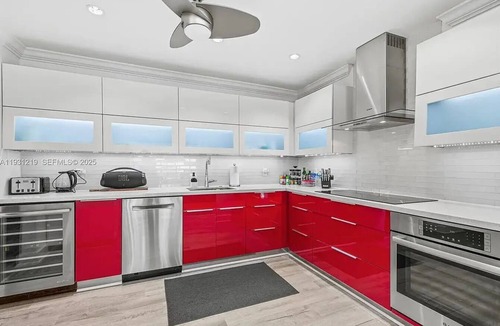 Wilton Manors House | Waterfront Pool House! Hot Tub! Sleeps 8!