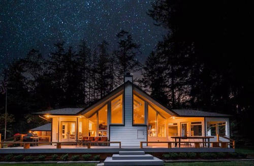 Greenbank House | Waterfront Privacy with Beach Access & Hot Tub