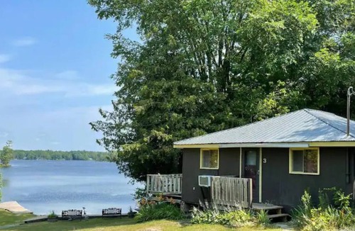 Frontenac House | Waterfront / Private beach 4 Bedroom Lakefront Cottage