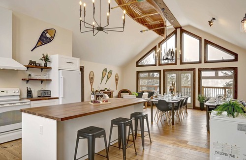 Labelle Ski Chalet | Waterfront private Beach 2 hot tubs Pool Sauna 21p.