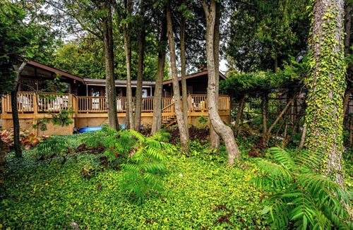 Colpoys Bay House | Waterfront Private cottage | New Reno | 9 guests