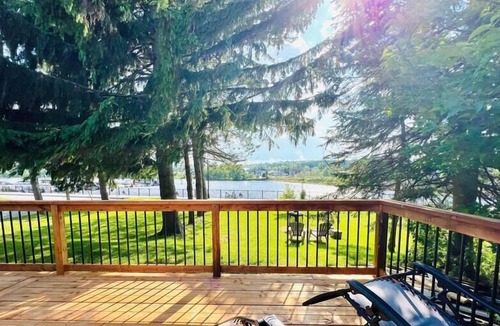Disraeli Ski Chalet | Waterfront Private Dock 10 people