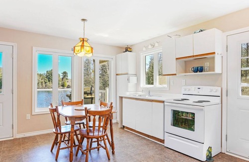 Faraday Cottage | Waterfront Private Hideaway near Bancroft (ClamOnInn)