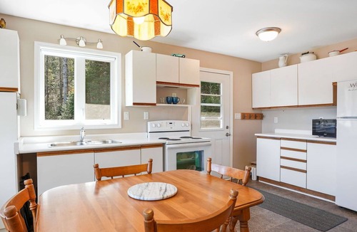 Faraday Cottage | Waterfront Private Hideaway near Bancroft (ClamOnInn)