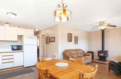 Faraday Cottage | Waterfront Private Hideaway near Bancroft (ClamOnInn)