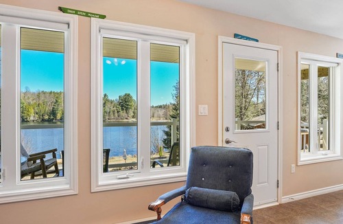 Faraday Cottage | Waterfront Private Hideaway near Bancroft (ClamOnInn)