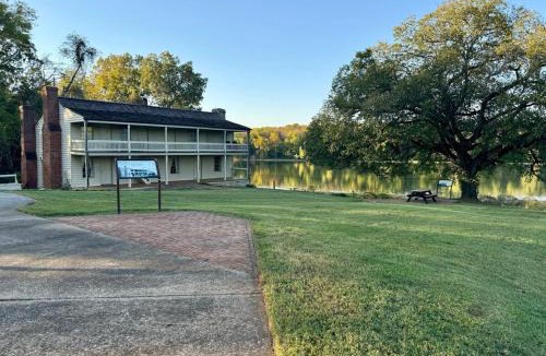 Dover House | Waterfront - Private Retreat - Downtown Dover