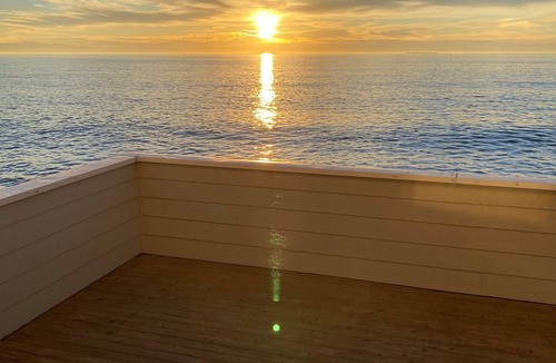 Oak Harbor House | Waterfront property right at the beach nnnn