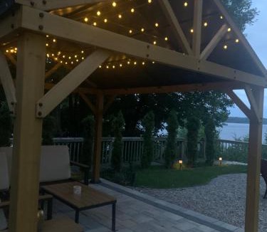 Rideau Lakes House | Waterfront Q Estate summer cottage