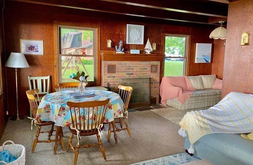 Town of Owasco Cottage | Waterfront Quaint 3 bed cottage that sleeps 6
