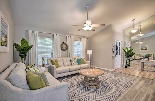 Bloomingdale House | Waterfront Rancher Retreat - Exotic Bird Haven