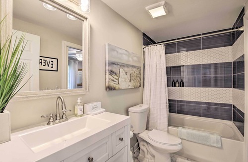 Bloomingdale House | Waterfront Rancher Retreat - Exotic Bird Haven