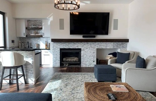 Discovery Bay House | Waterfront Remodeled House close to FAST Water
