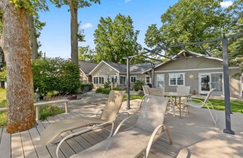 Newaygo House | Waterfront Resort with Bikes, Docks, BBQ
