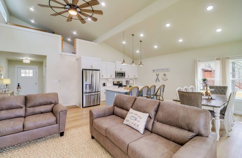 Tumbling Shoals House | Waterfront Retreat on Greers Ferry Lake w/Hot Tub