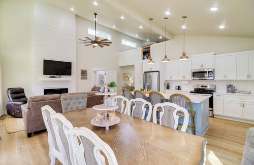 Tumbling Shoals House | Waterfront Retreat on Greers Ferry Lake w/Hot Tub