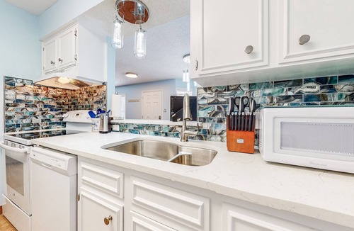 Corpus Christi Condo | Waterfront retreat with WiFi, washer/dryer, & dock - close to the beach