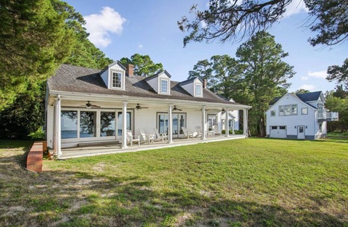 Mount Vernon House | Waterfront Retreat with Private Beach & Dock